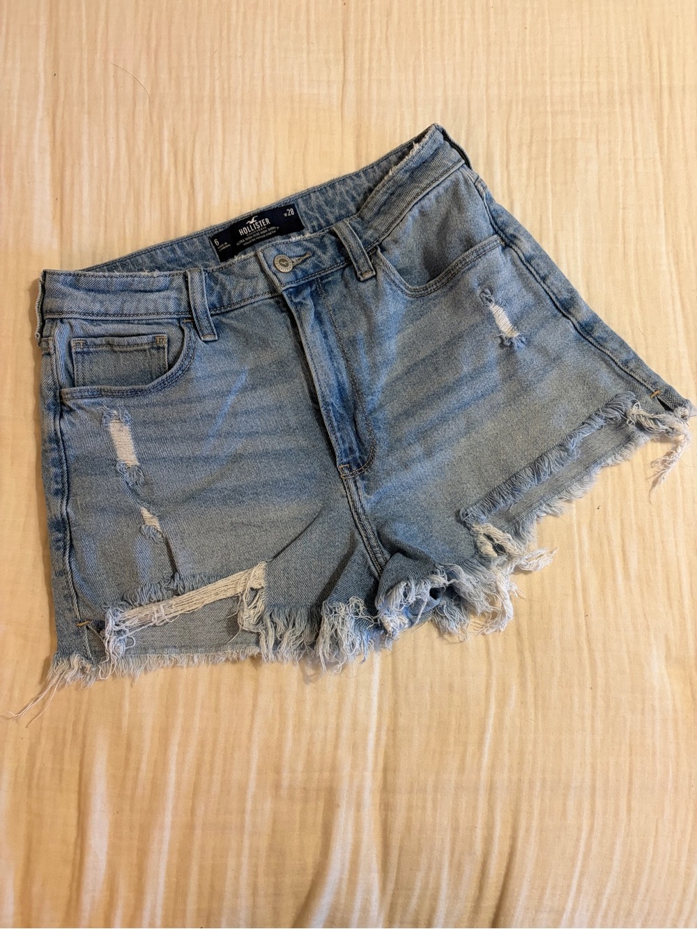 Hollister High-Rise Mom 3” short- Distressed Denim - Light Blue